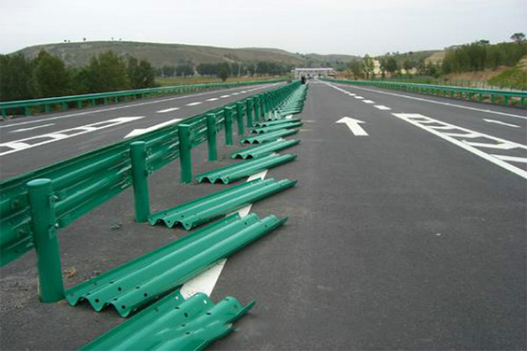 大连波形护栏的维护与管理确保道路安全的关键步骤